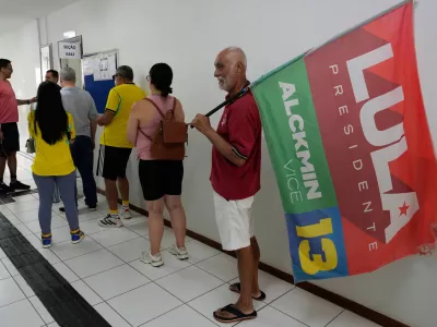 A supporter of President Luiz Inacio Lula da Silva, who is seeking reelection, lines up to vote in the presidential runoff in Brasilia, Brazil, Sunday, Oct. 25, 2026. (AP Photo/Eraldo Peres)