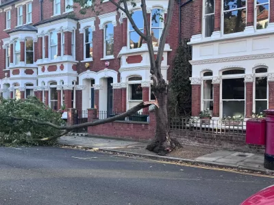 *EXCLUSIVE* London, UNITED KINGDOM A tree has fallen in Islington, North London, as Storm Boelo batters the UK, bringing strong winds and widespread weather warnings across the country BACKGRID UK 25 OCTOBER 2026,Image: 1146506147, License: Rights-managed, Restrictions:, Model Release: no, Pictured: GV, General View 