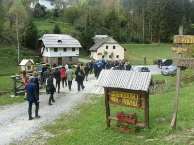 Obiskali so tudi Povhov mlin, kjer voda poganja mlinska kolesa že 180 let, turistična zgodba pa polegživljenja mlinarja in peke kruha zajema &scaron;e ponudbo prenočevanja v nekdanji preužitkarski hi&scaron;i. F Renata Picej