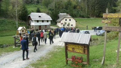 Obiskali so tudi Povhov mlin, kjer voda poganja mlinska kolesa že 180 let, turistična zgodba pa polegživljenja mlinarja in peke kruha zajema &scaron;e ponudbo prenočevanja v nekdanji preužitkarski hi&scaron;i. F Renata Picej