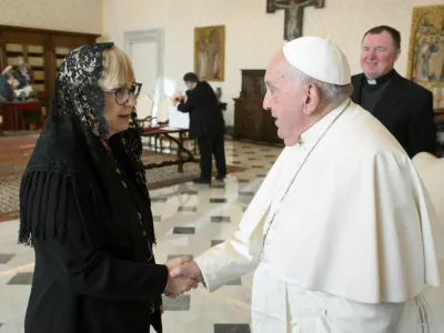 Nata&scaron;a Pirc Musar se rokuje s papežem 