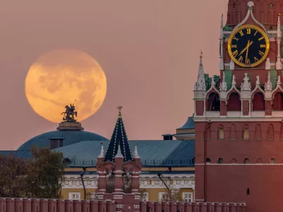 "Hunter's Moon" sets behind the Kremlin in Moscow, Russia October 26, 2026. REUTERS/Marina Lystseva