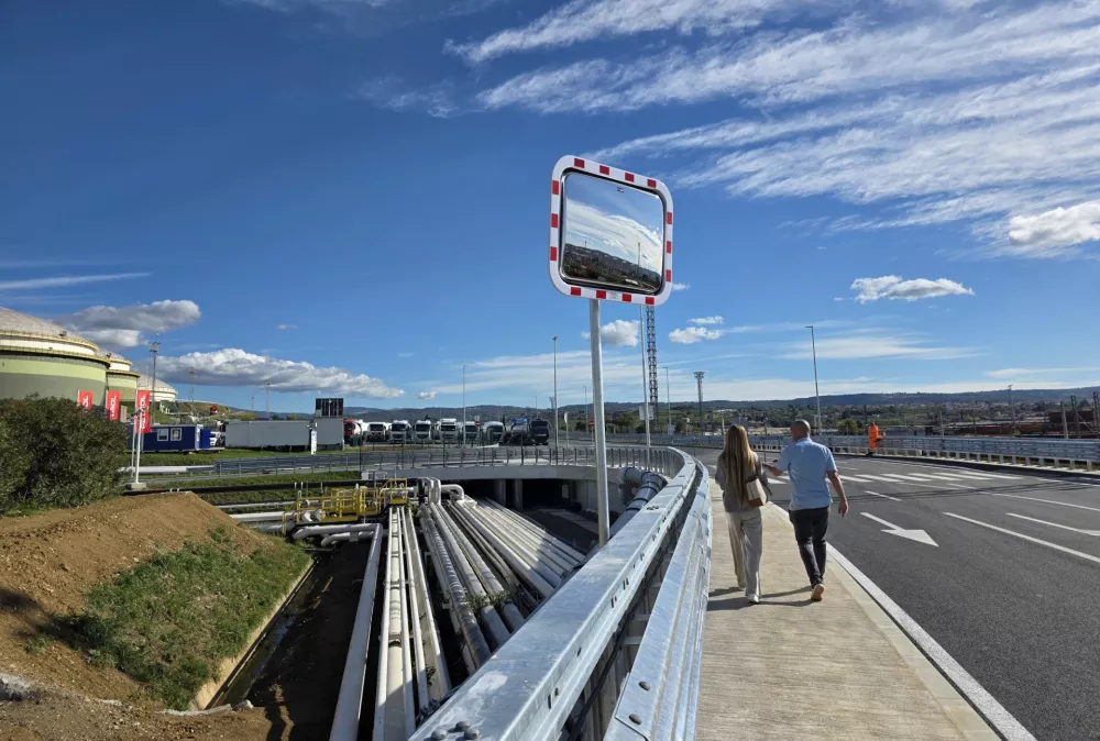 Nova cesta bo skraj&scaron;ala pot do Petrolovega terminala za gorivo na Srminu.&nbsp;