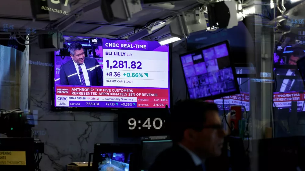 A screen displays news about Anthropic's revenue on the floor of the New York Stock Exchange (NYSE) in New York City, US, October 26, 2026. REUTERS/Jeenah Moon