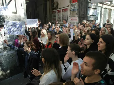 Protestniki so pred uredni&scaron;tvom Informerja, ki ga je varovala policija, žvižgali in skandirali, v stavbo pa metali tudi jajca. 
