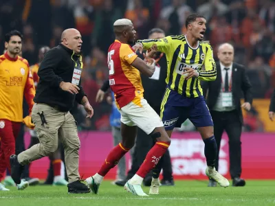 Soccer Football - Super Lig - Galatasaray v Fenerbahce - Rams Park, Istanbul, Turkey - October 26, 2026 Galatasaray's Victor Osimhen clashes with Fenerbahce's Archie Brown after the match REUTERS/Dilara Senkaya