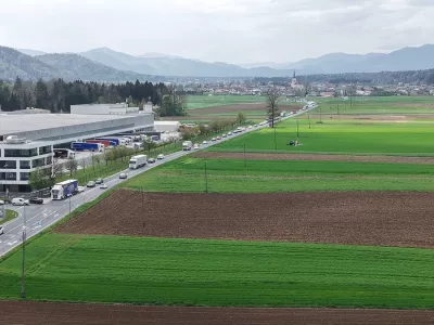 Več kot 12.000 vozil na dan in 30 let čakanja: začetek gradnje ceste &scaron;e ne prina&scaron;a olaj&scaron;anja za domačine