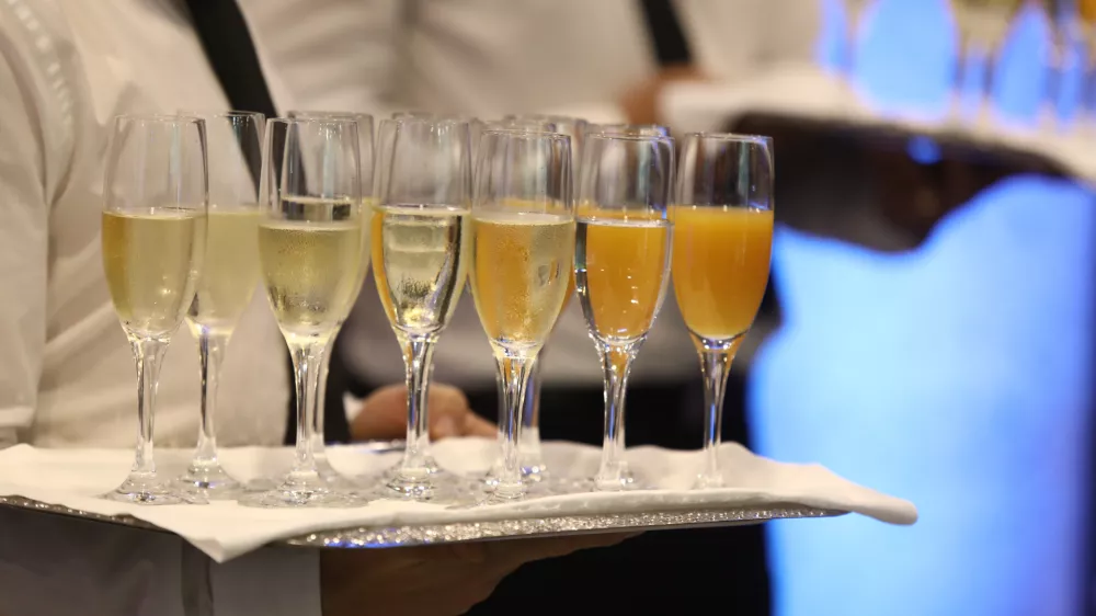Simbolična fotografija alkohol - penina19.10.2026 Dobrodelnem večeru Fundacije Miroslava Cerarja in Leona &Scaron;tuklja, na katerem bomo zaokrožili leto&scaron;nje aktivnosti v okviru projekta Botrstvo v &scaron;portu. Foto Luka Cjuha