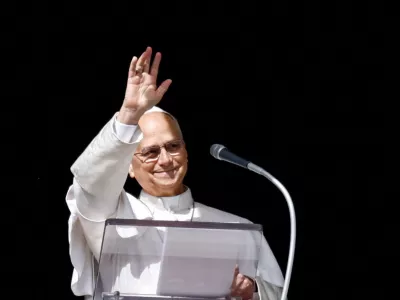 FILE PHOTO: Pope Leo waves as he leads the Angelus prayer from a window of the Apostolic Palace, during which he called for an end to hostilities in Yemen and expressed concern over the humanitarian crisis in Taiz, at the Vatican, October 25, 2026. REUTERS/Vincenzo Livieri/File Photo