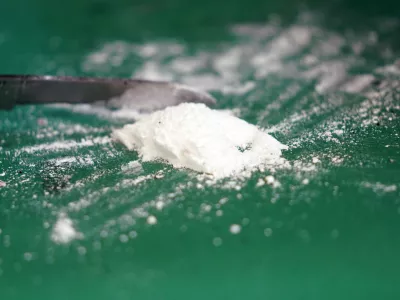 FILED - 24 February 2022, Hamburg: A press spokesman for Hamburg customs presents a small part of a seized cocaine find at a media event in the port. Photo: Marcus Brandt/dpa / Foto: Marcus Brandt