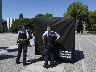 Točno ob 11:00 bomo na Trgu republike izvedli simbolično akcijo, ki bo ponazorila vso absurdnost trenutne politične situacije in tudi z lastnimi besedami politikov najbolj nazorno možno predstavila njihovo izdajo volilk in volilcev, ki so jim verjeli.. protest black cube foto luka cjuha