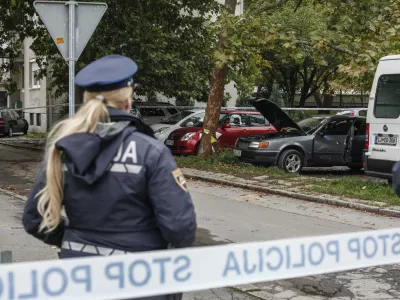 - vozilo roparjev SKB banke - policijska preiskava na parkiri&scaron;ču Savsko naselje - &Scaron;erkova ulica - Policija - 12.10.2015 - rop banke SKB v Ljubljani - SKB banka - Bežigrajski dvor, Dunajska cesta 56 - trije neznani oboroženi mo&scaron;ki so od uslužbencev zahtevali denar in uspe&scaron;no odnesli nekaj tisoč evrov.//FOTO: Luka Cjuha.