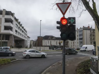 - 12.12.2023 &ndash; križi&scaron;če Karlov&scaron;ka cesta &ndash; Predor pod Gradom - semafor - prometni znak zelena pu&scaron;čica za zavijanje desno pri rdeči luči -  //FOTO: Luka Cjuha