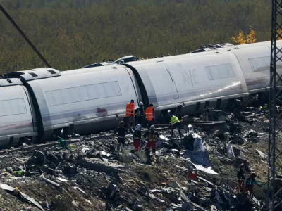 Rescue personnel work at the site of the collision of two high-speed trains between the towns of Mora and Orgaz, near Toledo, Spain, October 28, 2026. REUTERS/Violeta Santos Moura