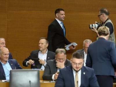 Poslanski mandat ni vstopnica v prijateljski klub: funkcija, ki vse bolj izgublja ugled