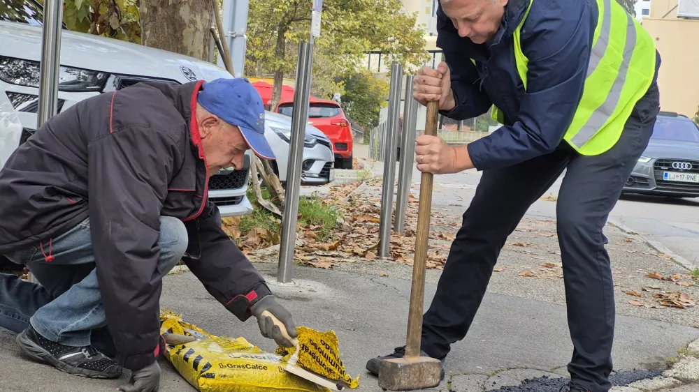 Ljubljana, na kriziscu Komanove ulice in Ulice Staneta Severja.Delovna akcija kandidata za zupana Mestne obcine Ljubljana Alesa Primca.