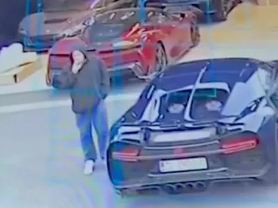 36-letni tat je pri&scaron;el k Rimcu iskat službo. Ko je v bugattiju opazil ključe, pa je sedel vanj in se odpeljal. 