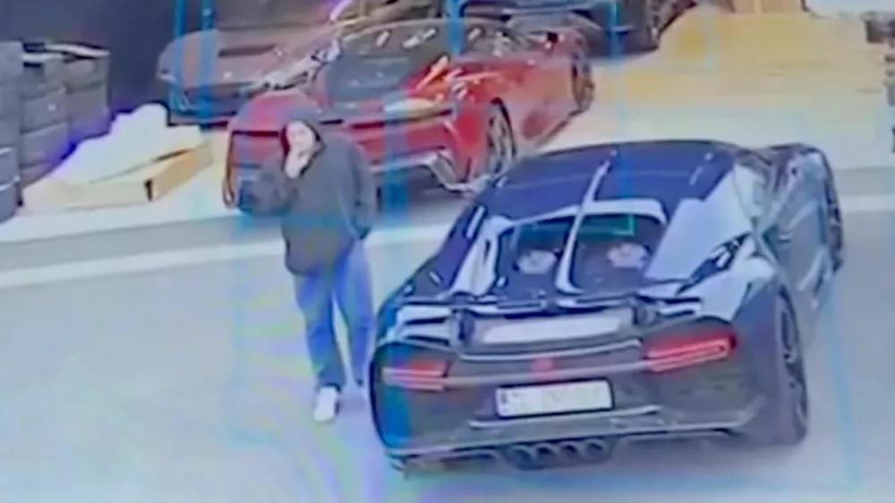 36-letni tat je pri&scaron;el k Rimcu iskat službo. Ko je v bugattiju opazil ključe, pa je sedel vanj in se odpeljal. 