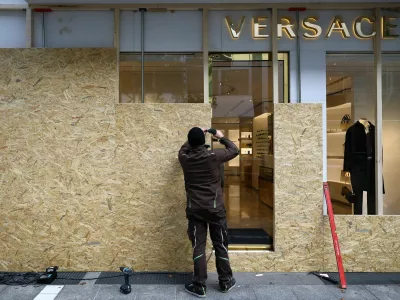 A worker secures a fashion store with wooden boards ahead of expected protests by the youth movement "Gen Z regelt" in Frankfurt, Germany, October 30, 2026. REUTERS/Kai Pfaffenbach