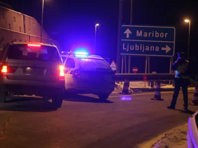 - Predor Trojane - trojanski predor zaprt zaradi požara - - zaradi okvare tovornega vozila pri&scaron;lo do trčenja &scaron;estih tovornih vozil v katerem sta v celoti zgorela tovornjaka. Pet oseb naj bi zaradi zastrupitve z dimom prepeljali v bolni&scaron;nico.///FOTO: Luka Cjuha