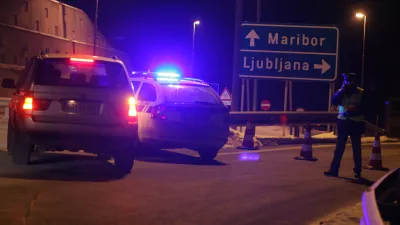 - Predor Trojane - trojanski predor zaprt zaradi požara - - zaradi okvare tovornega vozila pri&scaron;lo do trčenja &scaron;estih tovornih vozil v katerem sta v celoti zgorela tovornjaka. Pet oseb naj bi zaradi zastrupitve z dimom prepeljali v bolni&scaron;nico.///FOTO: Luka Cjuha