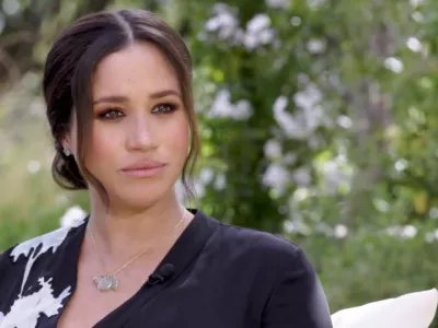 Meghan Makle posodila Armanijevo oblekoArmanieva svilena črno-bela obleka, ki jo je nosila Meghan Markle, vojvodinja Susse&scaron;ka med lanskim intervjujem z Oprah Winfrey, bo na ogled na razstavi Zgodovina mode v 100 predmetih v modnem muzeju Bath kot zadnji predmet zbirke. Kustosa razstave Ibrahim Kamara in Gareth Wrighton, urednika mode in fotografij britanskega dvomesečnika Dazed in najpomembnej&scaron;ega sodobnega predmeta v zbirki, pričata o pomenu naziva &raquo;Obleka leta&laquo;. Laskav naslov je verjetno tudi razlog, da jima je vojvodinja privolila v posojanje obleko, v kateri sta 21. marca 2021 z možem princem Harryjem tudi dala intervju Oprah in v katerem sta navajala razloge, zakaj sta zapustila kraljeve dolžnosti in Veliko Britanijo. Razstava prikazuje 1500 oblačil in modnih dodatkov od začetka 16. stoletja do danes, in opredeljujejo zgodovinska obdobja in so se veliko pozneje zna&scaron;li na naslovnicah.. 