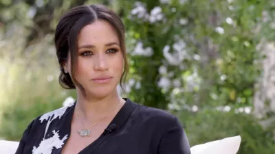 Meghan Makle posodila Armanijevo oblekoArmanieva svilena črno-bela obleka, ki jo je nosila Meghan Markle, vojvodinja Susse&scaron;ka med lanskim intervjujem z Oprah Winfrey, bo na ogled na razstavi Zgodovina mode v 100 predmetih v modnem muzeju Bath kot zadnji predmet zbirke. Kustosa razstave Ibrahim Kamara in Gareth Wrighton, urednika mode in fotografij britanskega dvomesečnika Dazed in najpomembnej&scaron;ega sodobnega predmeta v zbirki, pričata o pomenu naziva &raquo;Obleka leta&laquo;. Laskav naslov je verjetno tudi razlog, da jima je vojvodinja privolila v posojanje obleko, v kateri sta 21. marca 2021 z možem princem Harryjem tudi dala intervju Oprah in v katerem sta navajala razloge, zakaj sta zapustila kraljeve dolžnosti in Veliko Britanijo. Razstava prikazuje 1500 oblačil in modnih dodatkov od začetka 16. stoletja do danes, in opredeljujejo zgodovinska obdobja in so se veliko pozneje zna&scaron;li na naslovnicah.. 