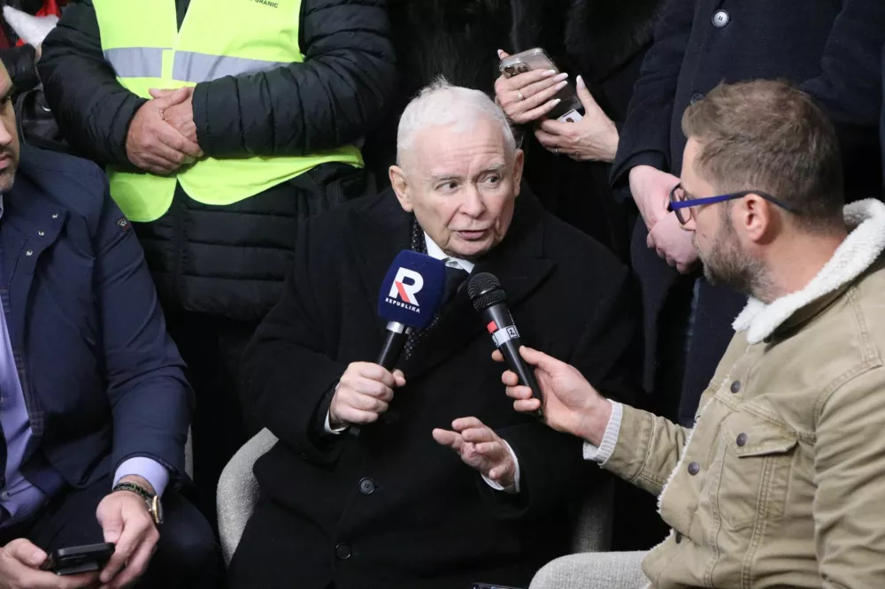 Law and Justice (PiS) party leader Jaroslaw Kaczynski speaks to the press during a protest outside the premises of Poland's Constitutional Tribunal, after the tribunal said on its website that the tribunal's president Bogdan Swieczkowski, who was a deputy justice minister under the PiS government, had been suspended on Friday, in Warsaw, Poland, October 30, 2026. Michal Borowczyk/Agencja Wyborcza.pl/via REUTERS  ATTENTION EDITORS - THIS IMAGE WAS PROVIDED BY A THIRD PARTY. POLAND OUT. NO COMMERCIAL OR EDITORIAL SALES IN POLAND.