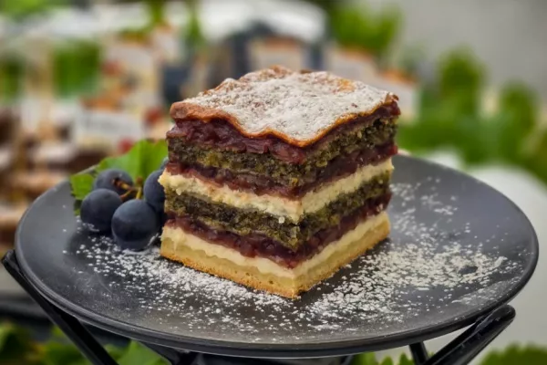 Lendava.V Lendavi zasnovali novi razlicici prekmurske gibanice.Gibanica Jurka.