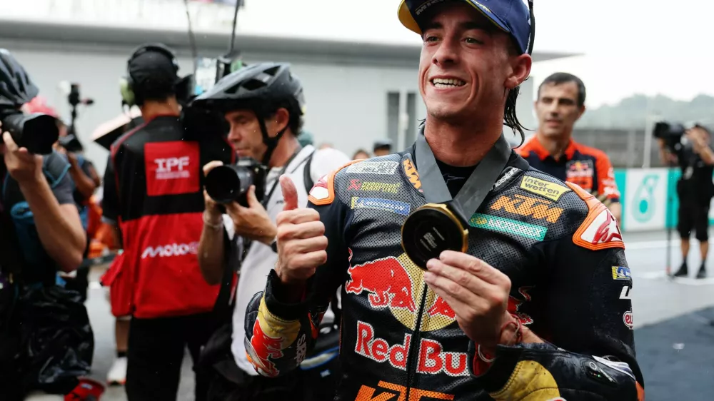 MotoGP - Malaysian Grand Prix - Sepang International Circuit, Sepang, Malaysia - October 31, 2026 Red Bull KTM Factory Racing's Pedro Acosta celebrates after winning the sprint race REUTERS/Hasnoor Hussain