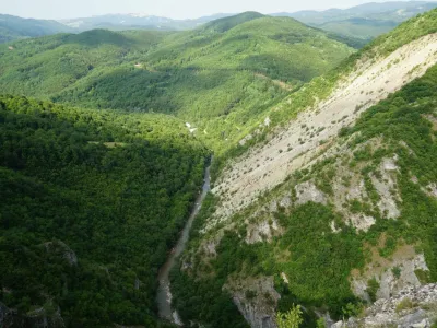 Pogled na reko, Neretva, v neposredni bližini gradbišča hidroelektrarne Ulog.