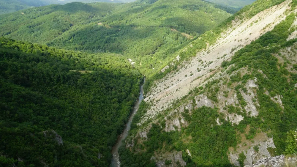 Pogled na reko, Neretva, v neposredni bližini gradbišča hidroelektrarne Ulog.