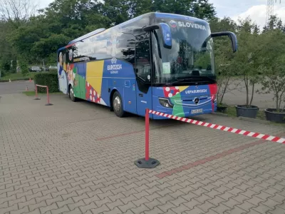 Avtobus, s katerim se prevaža slovenska reprezentanca. 