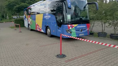 Avtobus, s katerim se prevaža slovenska reprezentanca. 