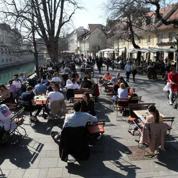 Petkovškovo nabrežje - 25.03.2022 – Pomlad v mestu Ljubljana – gostinski vrtovi so znova zaživeli – vremenska slika – temperatura 21°CFoto: Tomaž Skale