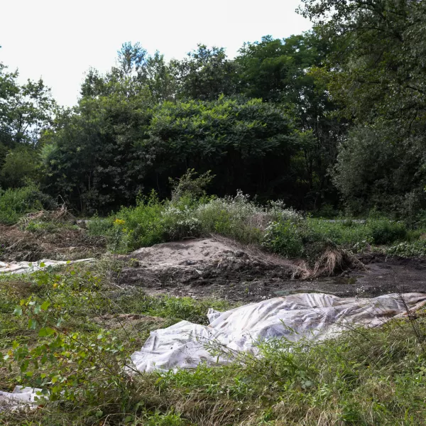 nelegalno odlagališče ostankov iz čistilne naprave.- 10.08.2023 – Sneberje - Snebersko nabrežje - odpravljanje posledic poplave.Najhujša naravna ujma v zgodovini Slovenije - prizadeti dve tretjini države - ujma - poplave – zemeljski plazovi – neurja - //FOTO: Bojan Velikonja