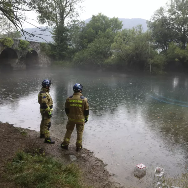 Reka unica - civilna zaščita- 26.07.2022 – kritično stanje vodooskrbe v slovenski Istri – prispeli prvi tovornjaki s cisternami surove vode iz reke Unice v vodarno Rižanskega vodovoda v Cepkih pri Dekanih.  //FOTO: Luka Cjuha