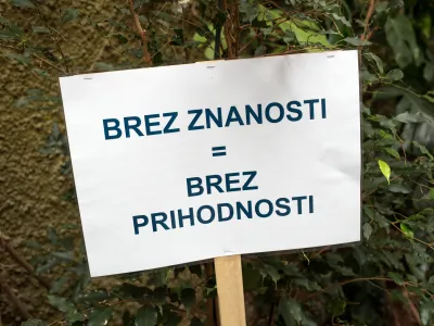 - 19.04.2017 - protestni Shod za znanost - slovenski raziskovalci v Ljubljani tudi v okviru globalnega gibanja March for Science izrazili nezadovoljstvo z razmerami, v katerih so primorani delovati - teave raziskovalnega dela na slovenskih raziskovalnih in univerzitetnih ustanovah - protest znanstvenikov //FOTO: Matja Rut