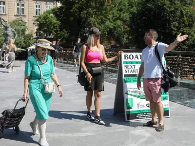 Študenti in dijaki iščejo dela, ki so povezana z njihovo smerjo šolanja, prinašajo ustrezne kompetence in vodijo do rednih zaposlitev. Pomembna sta jim tudi ugled delodajalca in dobro plačilo, pravijo poznavalci. Fotografija je simbolična.