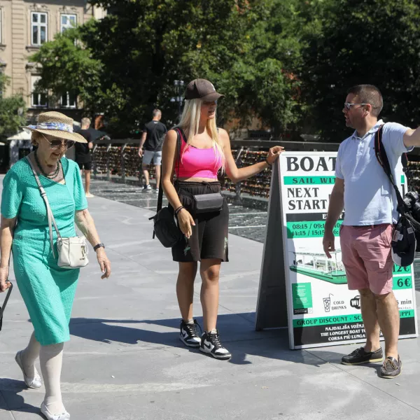 Študenti in dijaki iščejo dela, ki so povezana z njihovo smerjo šolanja, prinašajo ustrezne kompetence in vodijo do rednih zaposlitev. Pomembna sta jim tudi ugled delodajalca in dobro plačilo, pravijo poznavalci. Fotografija je simbolična.