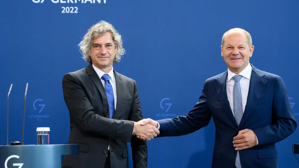 12 July 2022, Berlin: German Chancellor Olaf Scholz (R) and Prime Minister of Slovenia Robert Golob shake hands at the end of a press conference after their talks at the Federal Chancellery. Photo: Bernd von Jutrczenka/dpa