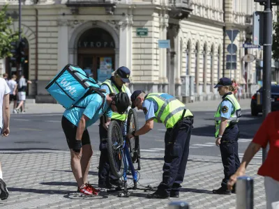 12.07.2022 - kontrola prometa - policisti izvajajo poostren nadzor nad kršitvami enoslednih vozil.FOTO: Luka Cjuha