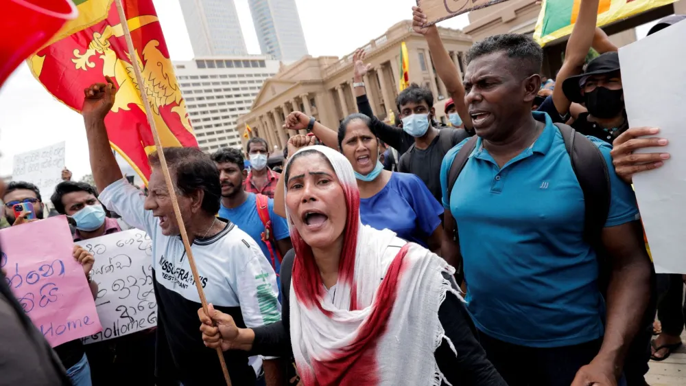 FILE PHOTO: People shout slogans during a protests against Sri Lanka President Gotabaya Rajapaksa in front of the Presidential Secretariat building, amid the country's economic crisis, in Colombo, Sri Lanka, April 12, 2022. REUTERS/Dinuka Liyanawatte/File Photo