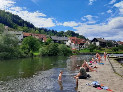 Analiza vzorcev vode na obeh lokacijah Poljanske Sore - v Puštalu in na Visokem, je tudi letos pokazala, da je po kriterijih za kopalne vode Poljanska Sora primerna za kopanje.