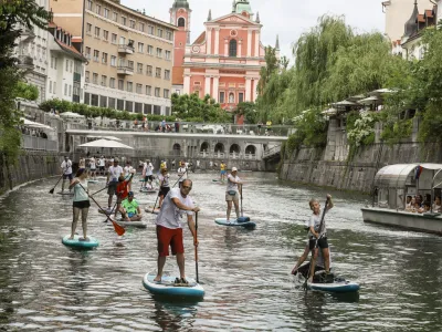 - 05.06.2022 - 100 supov na Ljubljanici za čistejšo reko - množično okoljevarstveno druženje suparjev iz cele Slovenije, ki jim ni vseeno za onesnažene vode – čiščenje nabrežja - Ljubljanica – sup deske – supanje - //FOTO: Luka Cjuha