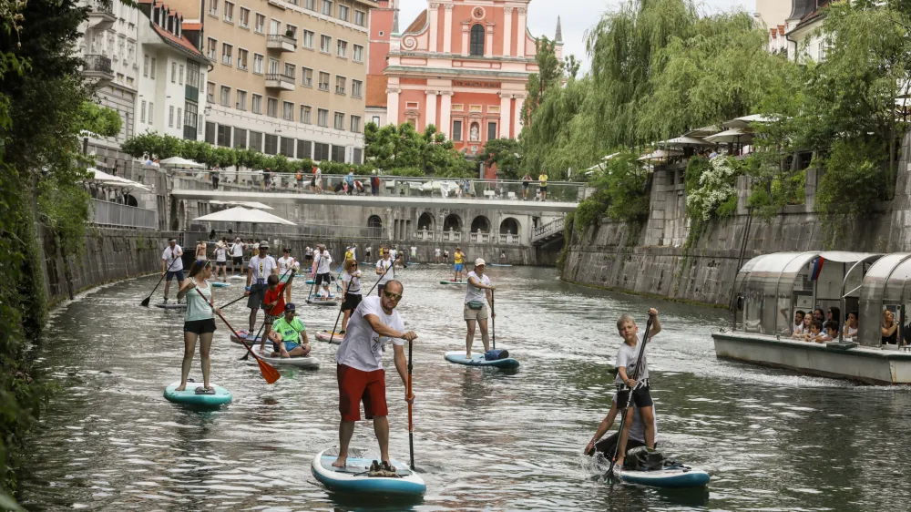 - 05.06.2022 - 100 supov na Ljubljanici za čistejšo reko - množično okoljevarstveno druženje suparjev iz cele Slovenije, ki jim ni vseeno za onesnažene vode – čiščenje nabrežja - Ljubljanica – sup deske – supanje - //FOTO: Luka Cjuha