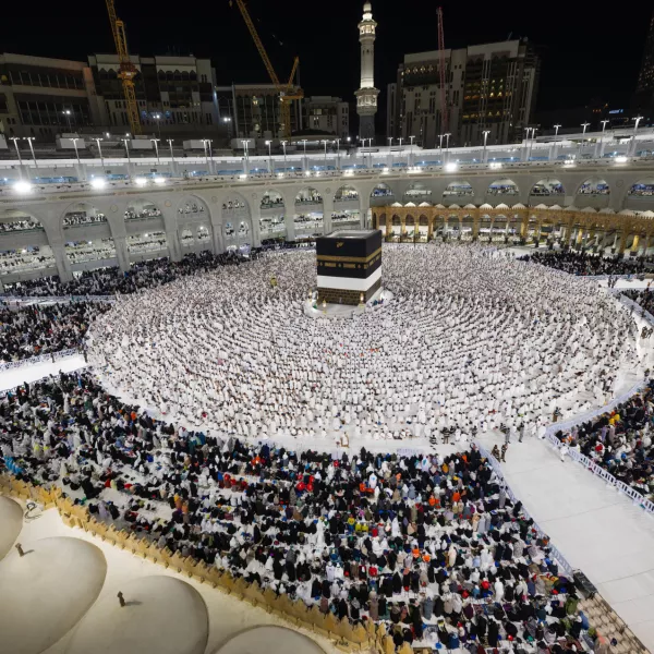 14 June 2024, Saudi Arabia, Mecca: Muslim pilgrims pray in front of al-Ka'ba as the annual Hajj pilgrimage season starts. Photo: -/Saudi Press Agency/dpa