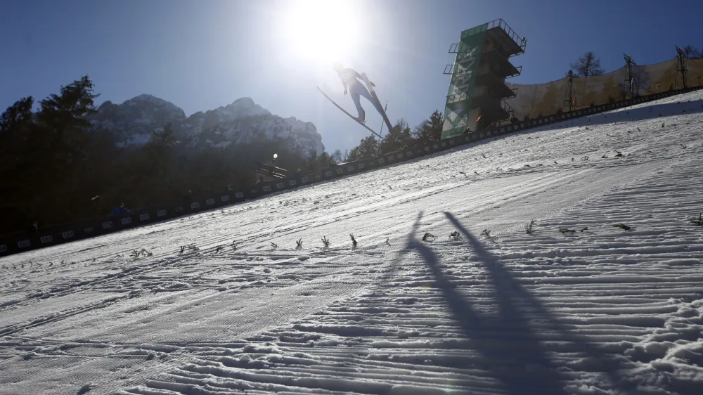 Slovenija, Planica, <br>24.03.2021, 24. marec 2021<br>Kvalifikacije za tekmo svetovnega pokala v smučarskih skokih. Planiška velikanka, poleti, šport, skakalci, letalnica bratov Gorišek, sneg, delavci, <br>Foto: BOBO