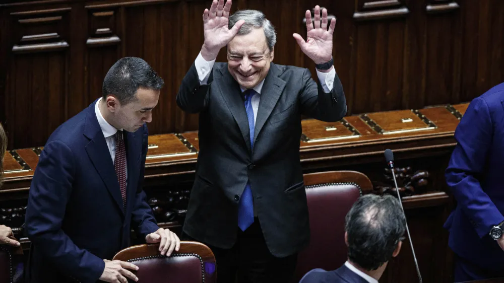 Po 523 dneh na čelu vlade se Mario Draghi poslavlja z mesta predsednika vlade. Na položaju je zdržal dlje, kot enajst mesecev, kolikor v povprečju znaša trajanje obstoja italijanskih vlad. Foto: AP