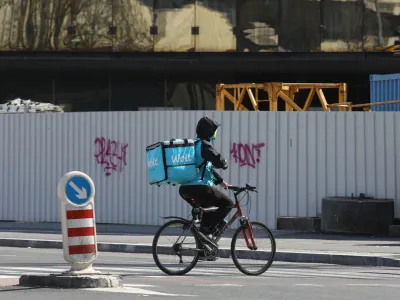 Hitreje ko dostavijo hrano, več lahko zaslužijo. Tak poslovni model po mnenju sindikata dostavljalce izpostavlja nesrečam. Fotografija je simbolična.
&nbsp;